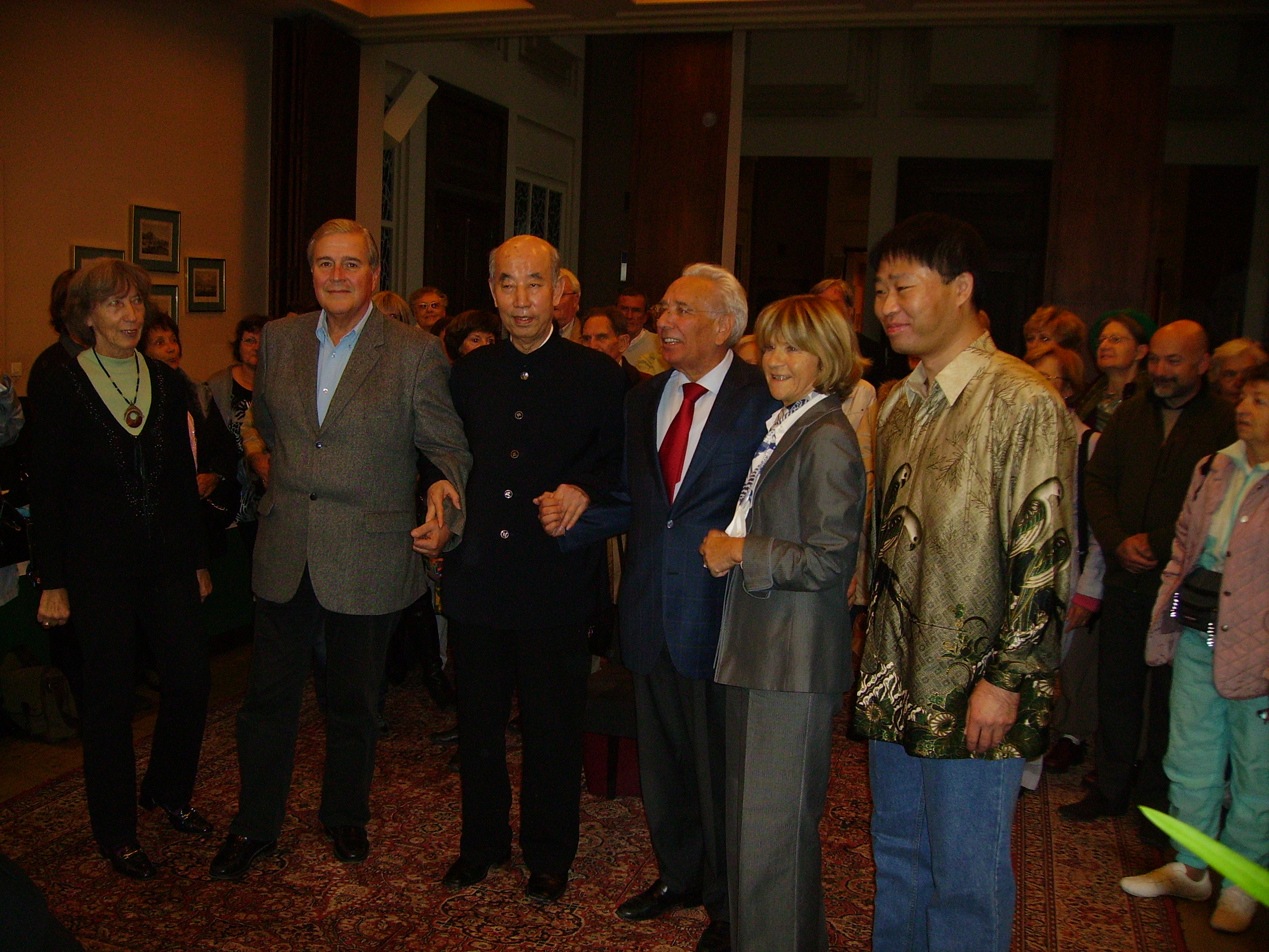 Professor Zhang with the mayor of Biarritz